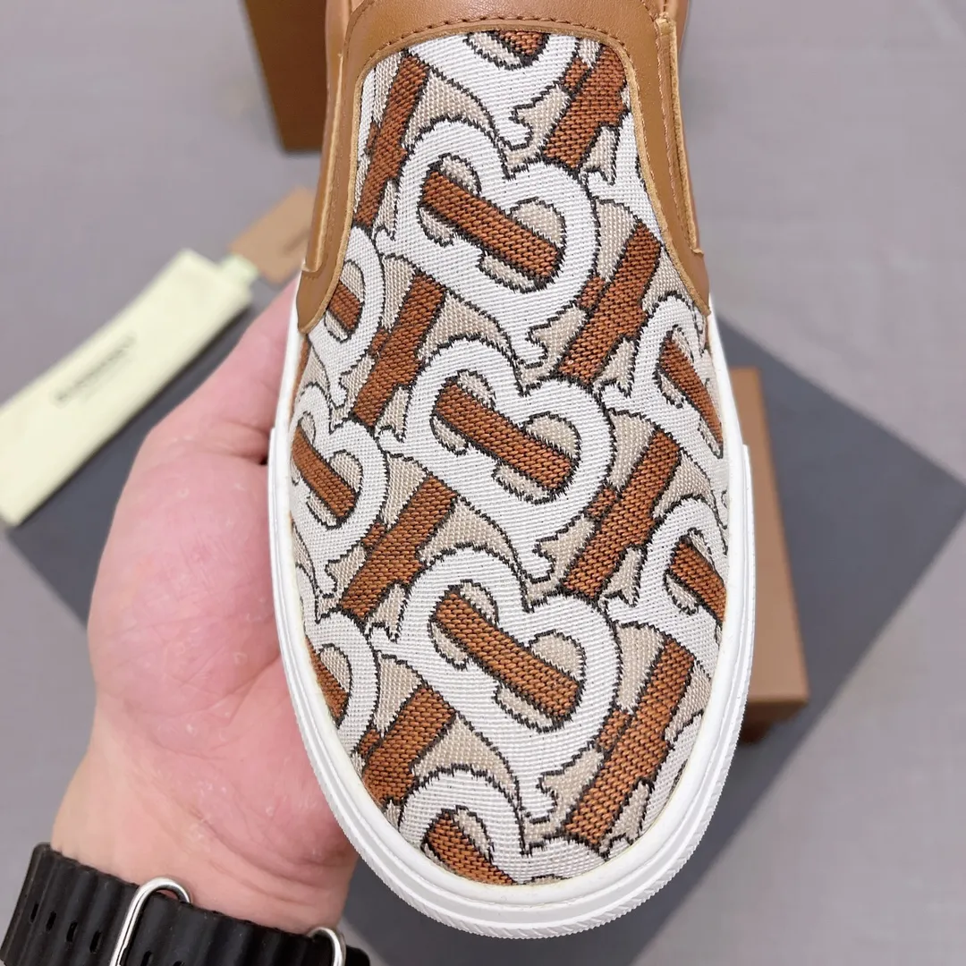 ◾️▫️P380. B's 2025 spring and summer new product, men's classic low-top slip-on sneakers, made of classic retro B's printed canvas material, spliced ​​with layered calfskin, and decorated with a new brand logo. First-layer cowhide lining, embossed Burberry logo on the heel, and original TPU outsole! Size: 38-45 No. 004